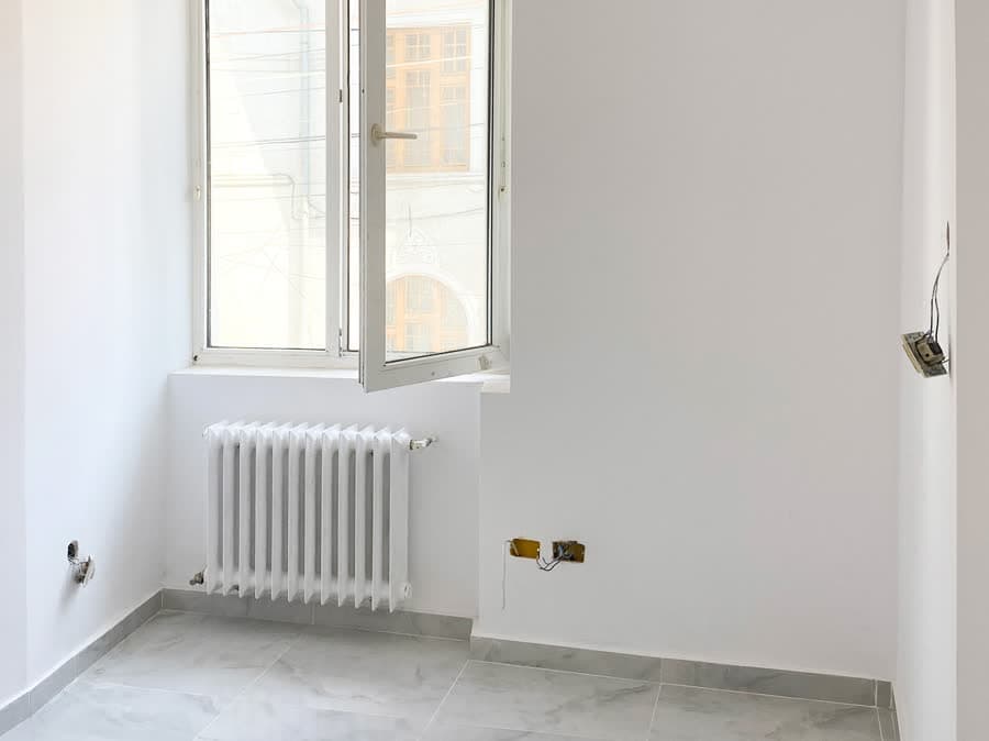 Cameră proaspăt zugrăvită, apartament în Iași